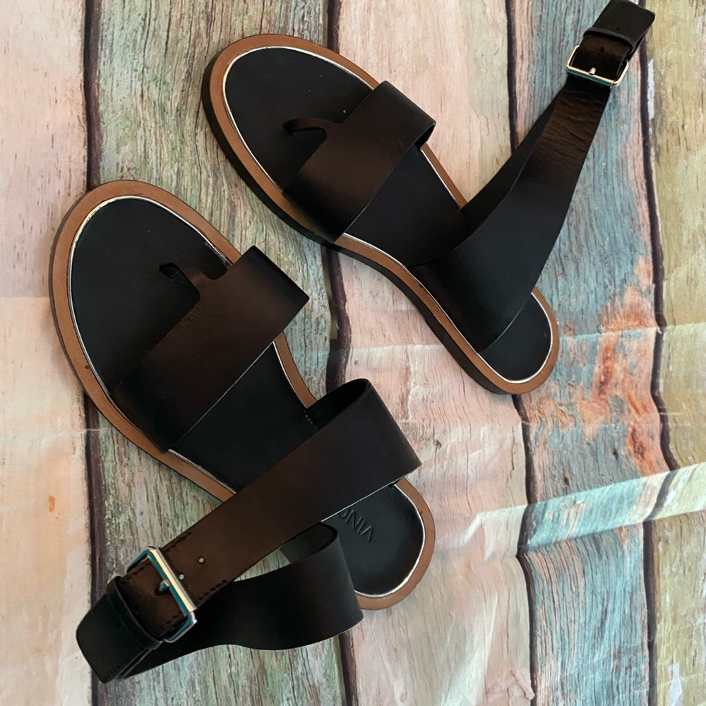 vencie vero cugio black flat sandals hardly used size 8m.